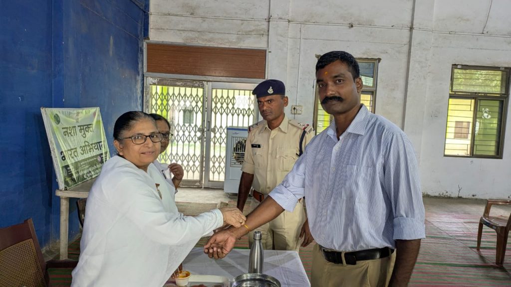 ब्रह्माकुमारीज़ मण्डला द्वारा रक्षाबंधन के पावन पर्व  पर ब्रह्माकुमारी बहनों के द्वारा पुलिस लाइन में पुलिस जवानों को बांधी गई राखी