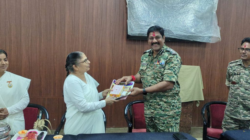 ब्रह्माकुमारीज मंडला के द्वारा 148 वीं बटालियन में रक्षाबंधन का कार्यक्रम किया गया