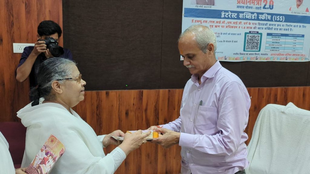 ब्रह्माकुमारीज मंडला के द्वारा जिला योजना भवन में रक्षाबंधन का कार्यक्रम कर ब्रह्माकुमारी बहनों ने अपर कलेक्टर सहित अन्य अधिकारियों को बांधी राखी